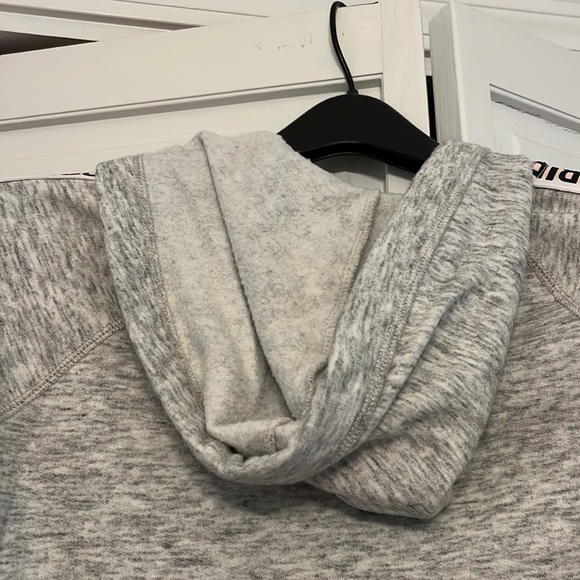 EUC- Girls Abercrombie and Fitch zip up sweatshirt, size 9-10 - Picture 8 of 8